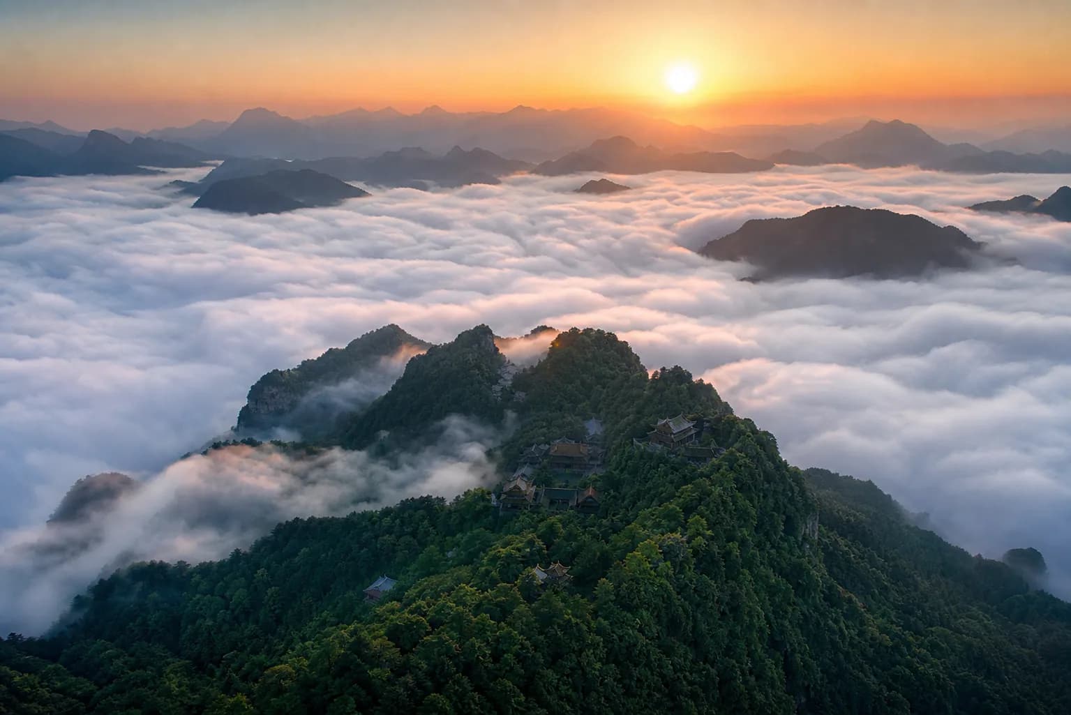 Mountain cloudscape used as a visual context for learning Daoism